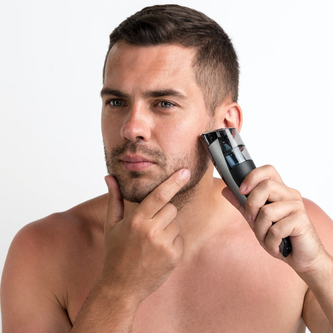 Mann trimmt sich seine Bart mit einem Barttrimmer
