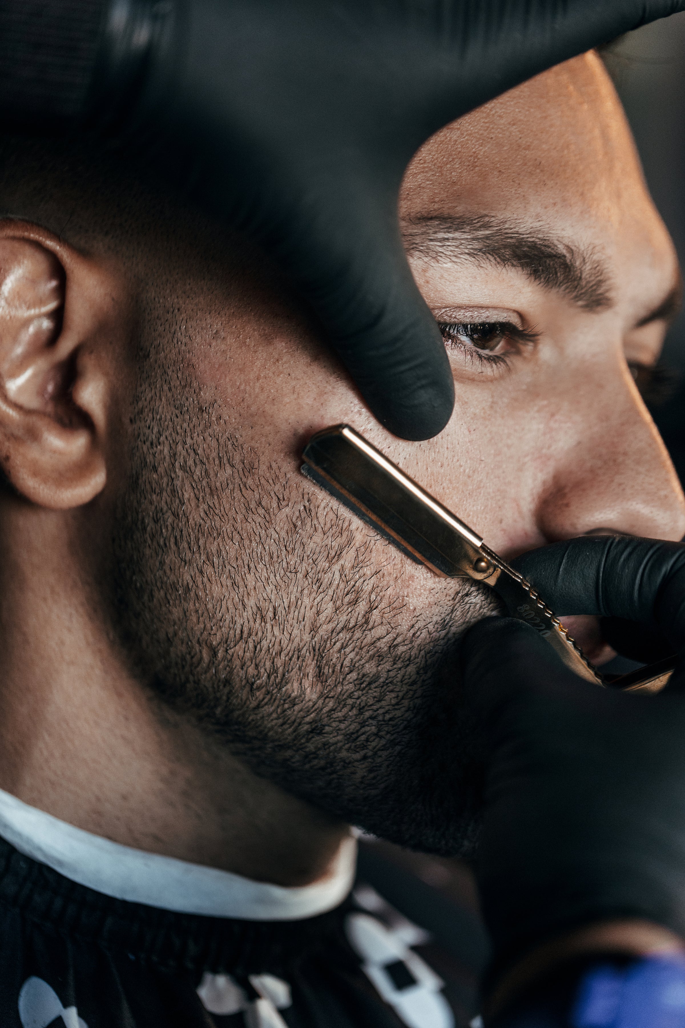 barber-rasiert einen Mann